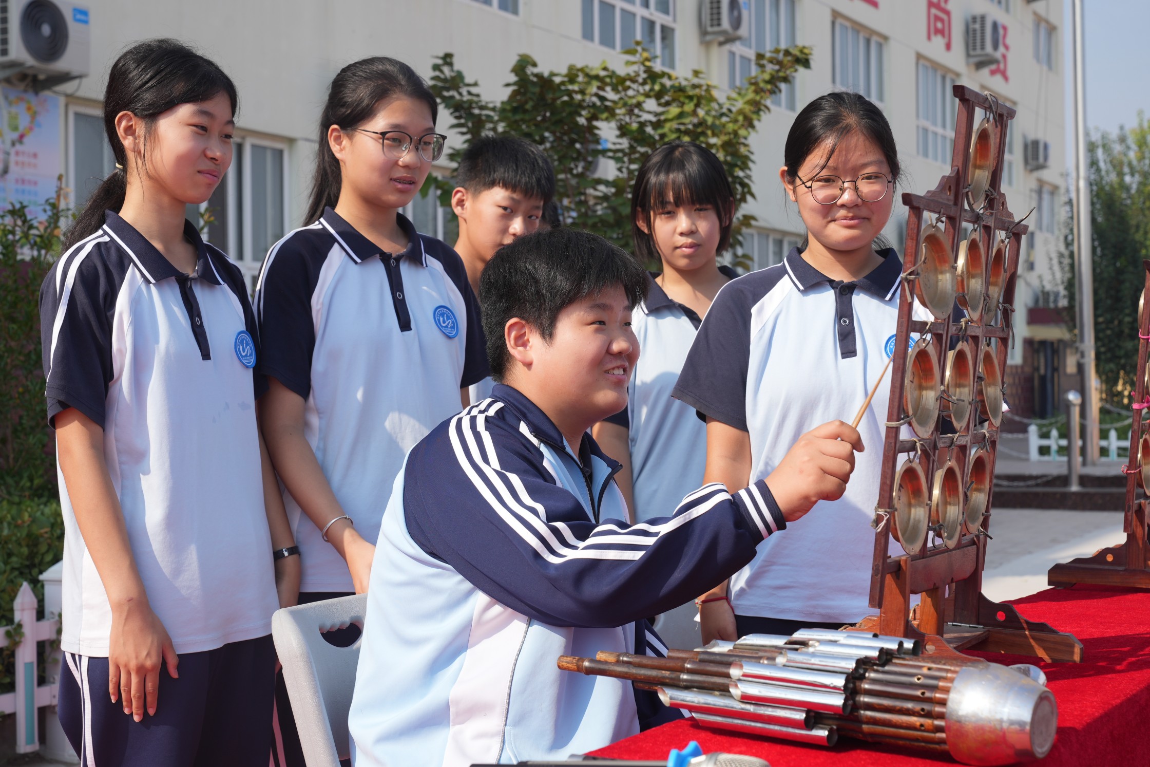 学生体验传统乐器。韩慧峰摄