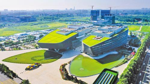 河北立足區位優勢，搶抓京津冀協同發展和“東數西算”工程建設機遇，加速布局環京智能算力集聚區，建成投運大型及以上算力中心88個。 圖為近日拍攝的廊坊市京津冀大數據創新應用中心。本報記者 趙永輝攝