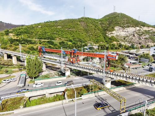 近日，大型架桥机在京通铁路牤牛河桥实施换梁作业。赵洪祥摄