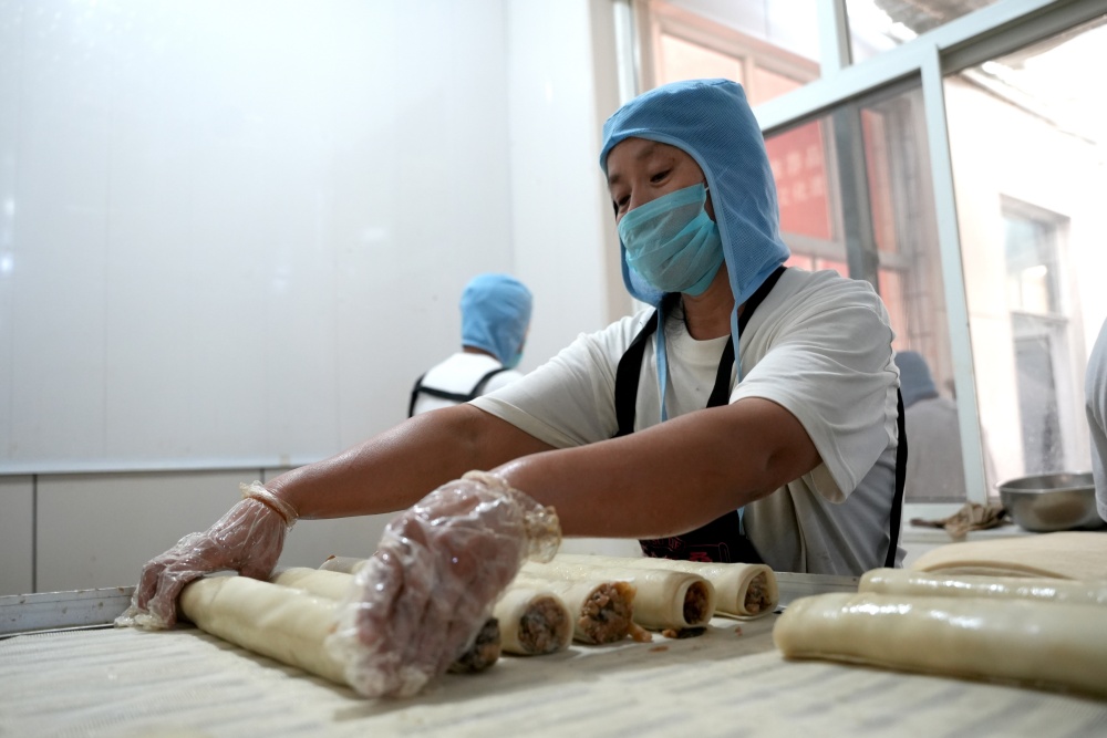 9月19日，河北省邢台市隆尧县丘底三村，工作人员正在制作丘底素叠子。王雪摄