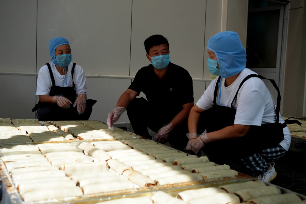9月19日，河北省邢台市隆尧县丘底三村，丘底素叠子传承人正在向工作人员讲解制作技艺。王雪摄