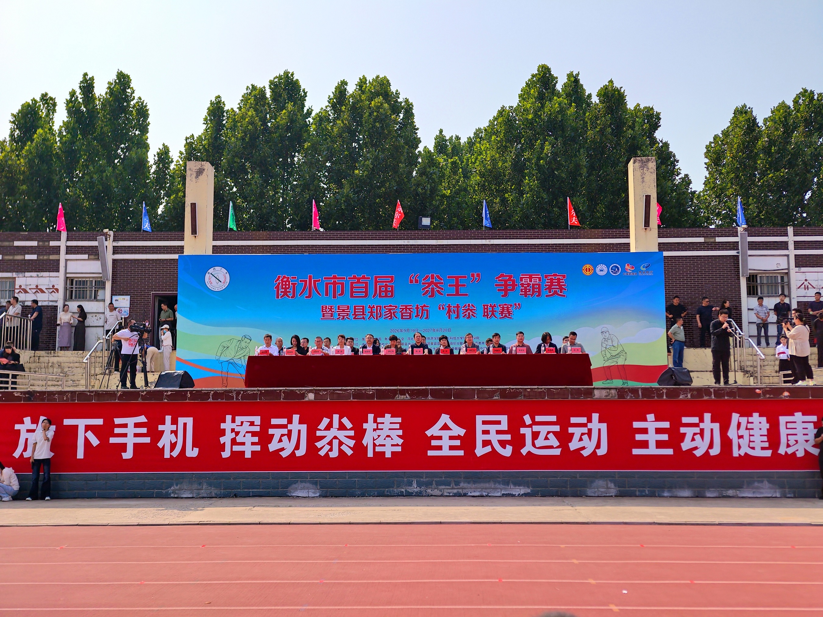 衡水市首屆“尜王”爭霸賽暨景縣鄭家香坊“村尜聯賽”現場。張千攝