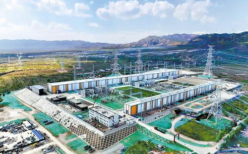 图为近日拍摄的怀来1000千伏变电站。该变电站计划2027年5月竣工投运，是华北特高压骨干网架的关键节点。国网冀北电力供图