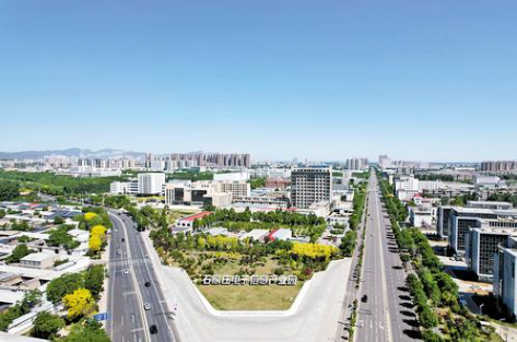 石家庄强化龙头企业引领带动，聚力培育壮大生物医药、新一代电子信息等5个千亿级产业集群。图为近日拍摄的石家庄电子信息产业园。本报记者 史晟全摄