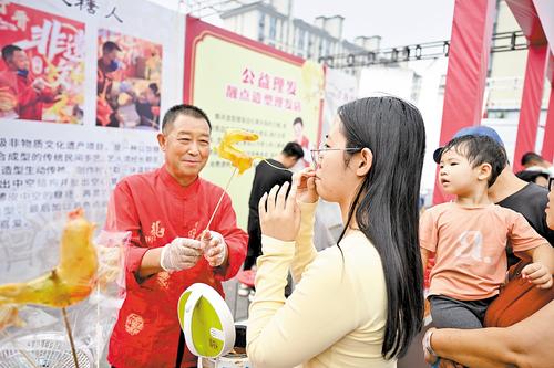 9月24日，寧晉縣在大陸村鎮舉辦“我們的節日·中秋”新時代文明實踐集中示范活動。群眾在看演出、逛市集、體驗非遺中感受中秋傳統文化。本報記者 趙永輝攝