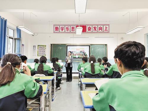 近日，新疆阿圖什市阿湖鄉中學，李婷婷正在給孩子們上英語課。受訪者供圖