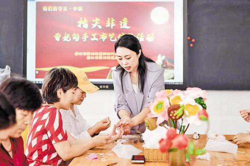 9月20日，唐山市曹妃甸區“我們的節日·中秋”暨新時代鄰裡節主題文明實踐活動溫情啟幕。在活動中，居民們沉浸式體驗非遺文化。省文明辦供圖