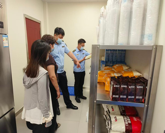 棗強市場監管執法人員與政協委員走進入網餐飲單位后廚，檢查庫房食材儲存條件，共同監督外賣食品安全。楊俊輝攝