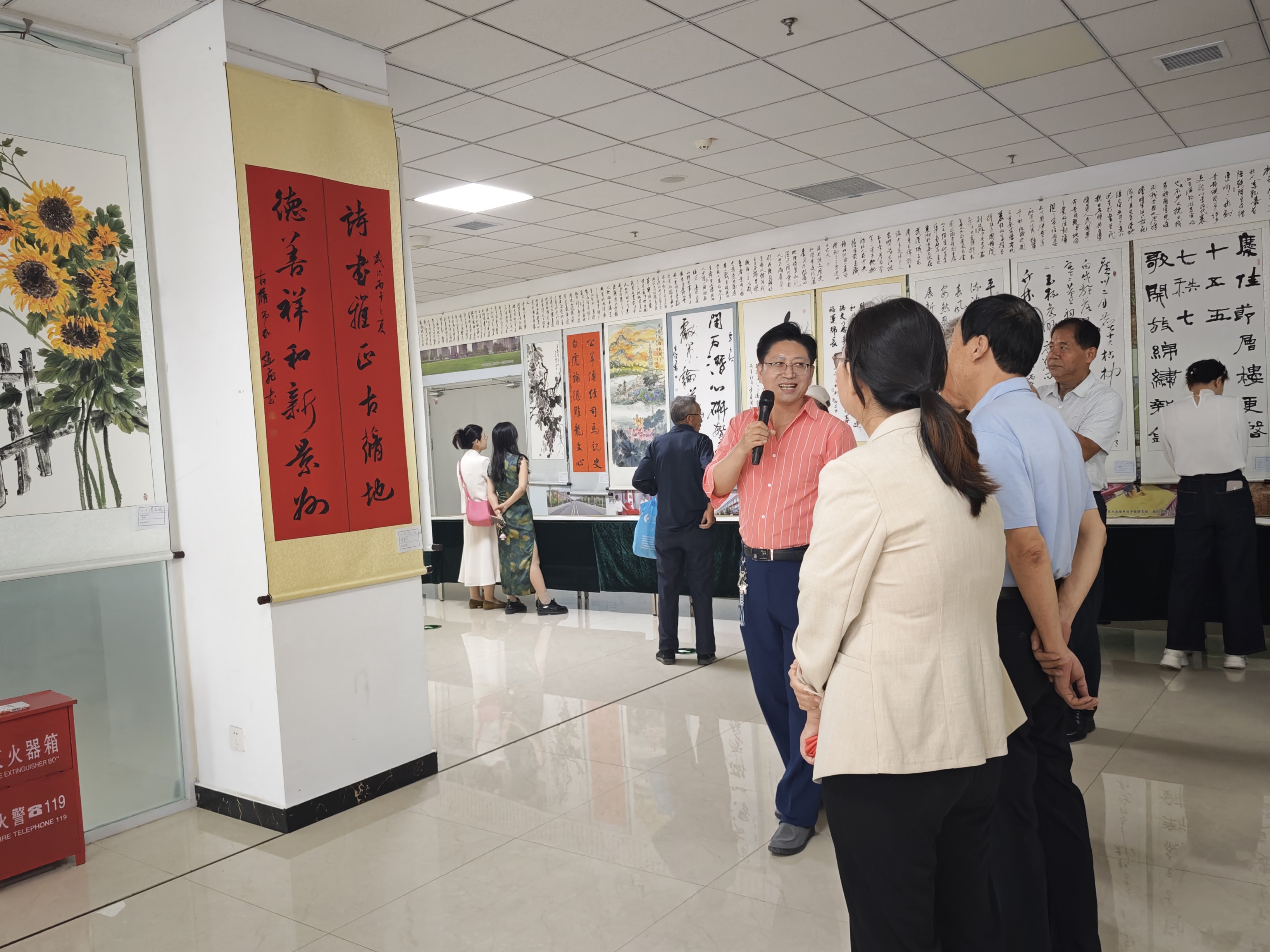 工作人員在為觀眾們介紹展出作品。梁潔攝