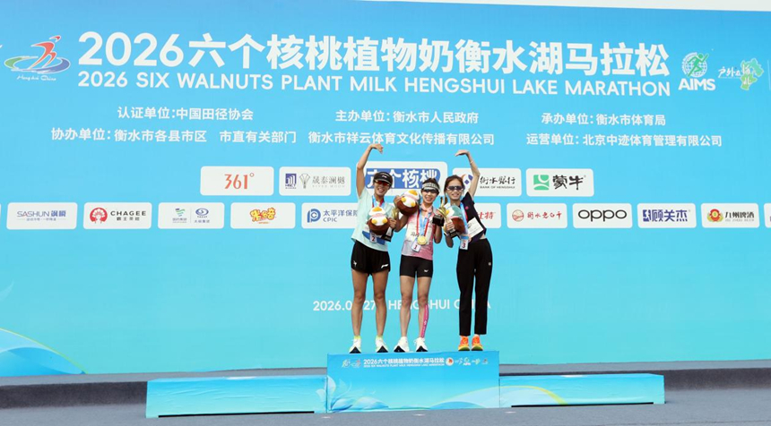 女子全程馬拉鬆獲獎選手登台領獎。武志庫攝