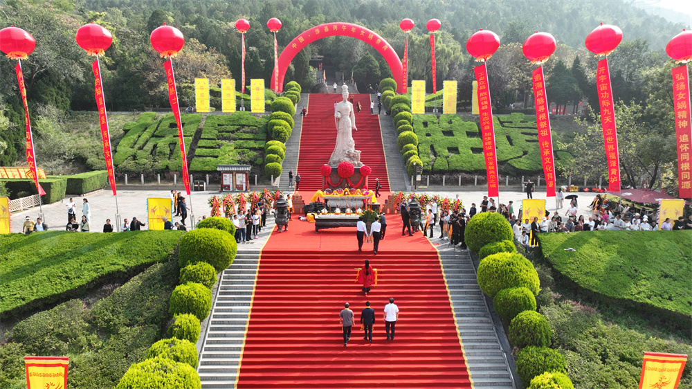 2026（丙午）年女媧祭典活動現場，向始祖女媧敬獻花籃。武志強攝