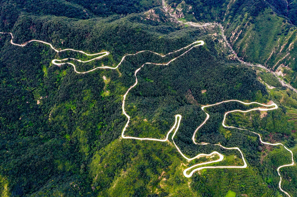 通往臨城縣蠍子溝國家森林公園的公路蜿蜒曲折，沿途風景如畫。徐少立攝