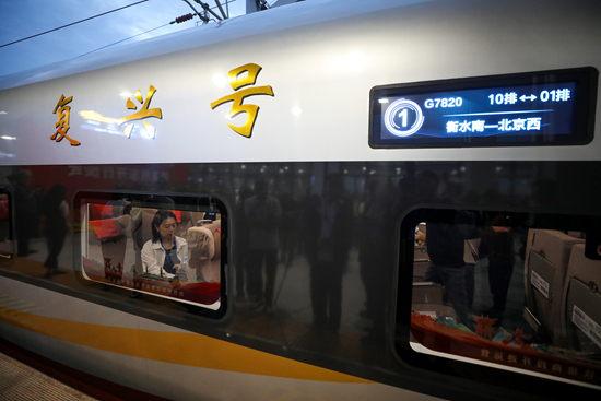 G7820次列车停靠站台，准备发车。陈康摄
