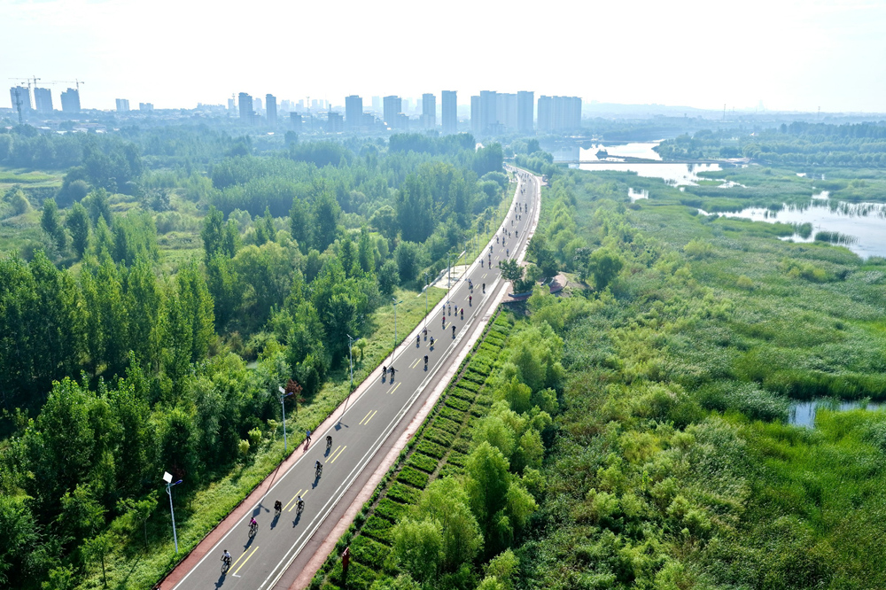騎行愛好者沿臨城縣泜河環河線路騎行。劉波攝