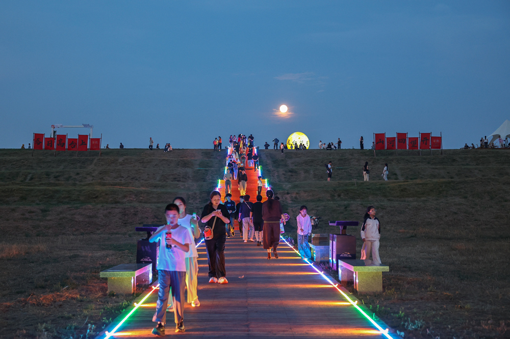 圖為市民游客登上趙王城遺址公園龍台賞月賞景。李燊攝