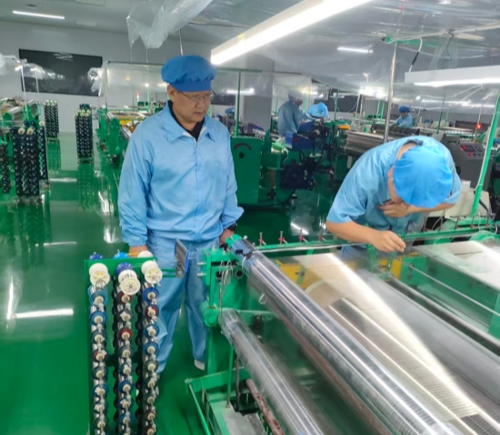 丝筘公司生产车间工人在工作。安平县委宣传部供图