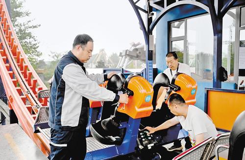 9月28日，在秦皇岛市南戴河国际娱乐中心，安全员对魔环过山车进行安全检查。本报记者 孙也达摄