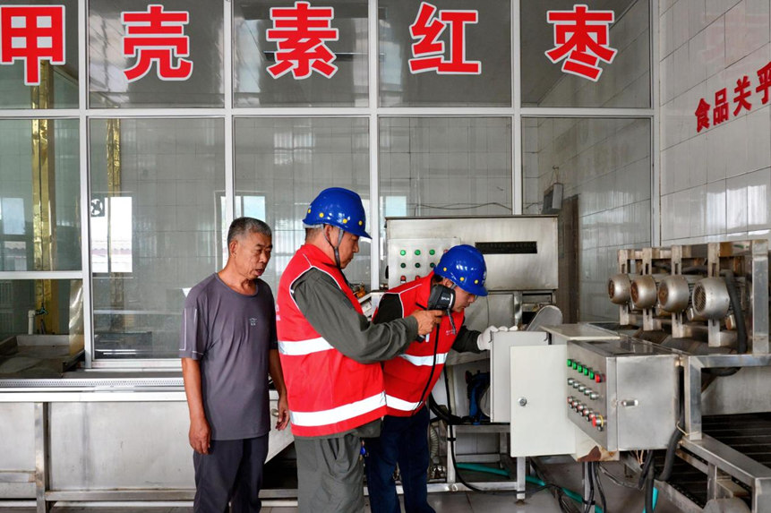 國網行唐縣供電公司工作人員走進轄區紅棗加工企業了解用電需求。董少波攝