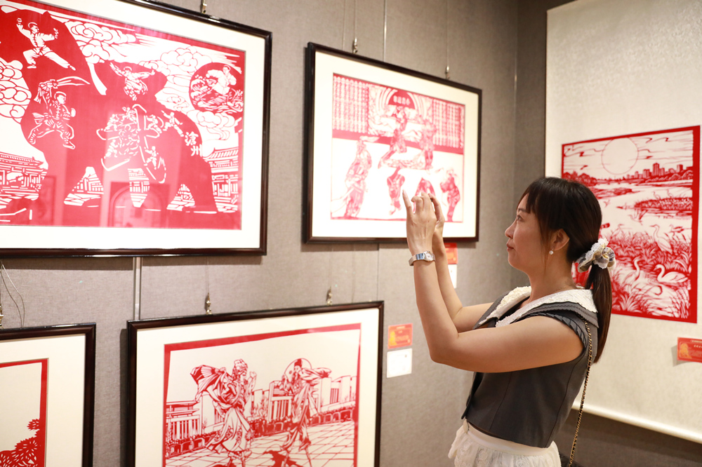 9月29日，市民在滄縣非遺剪紙版權作品展上欣賞剪紙作品。田博攝