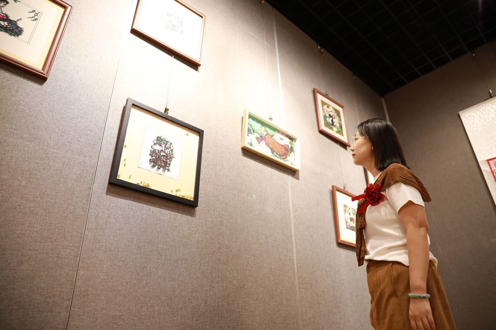 9月29日，市民在滄縣非遺剪紙版權作品展上欣賞剪紙作品。田博攝
