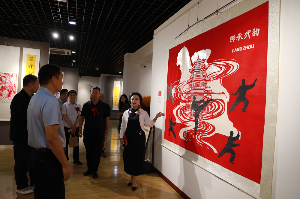 9月29日，作品創作者在向觀眾介紹滄縣非遺剪紙版權作品展的創意。田博攝