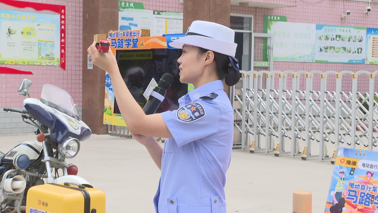 交警借助大货车模型演示车辆视角盲区。胡跃鹏摄