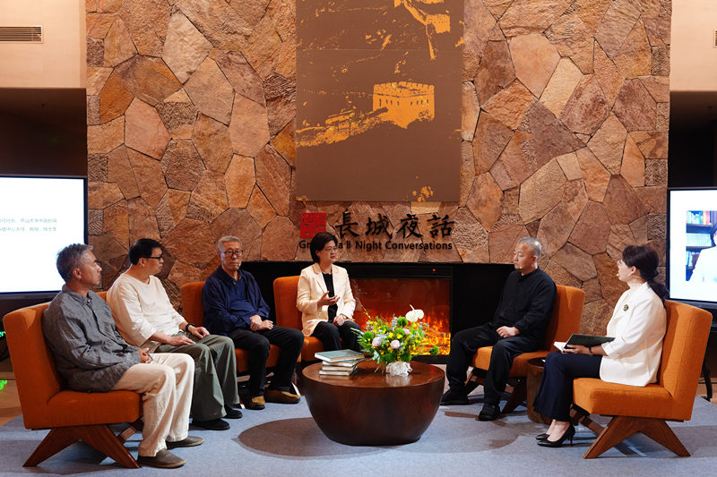 9月27日晚，“长城夜话”访谈活动在河北省迁安市燕山驿举办，图为嘉宾正在与主持人座谈。张泽慧摄