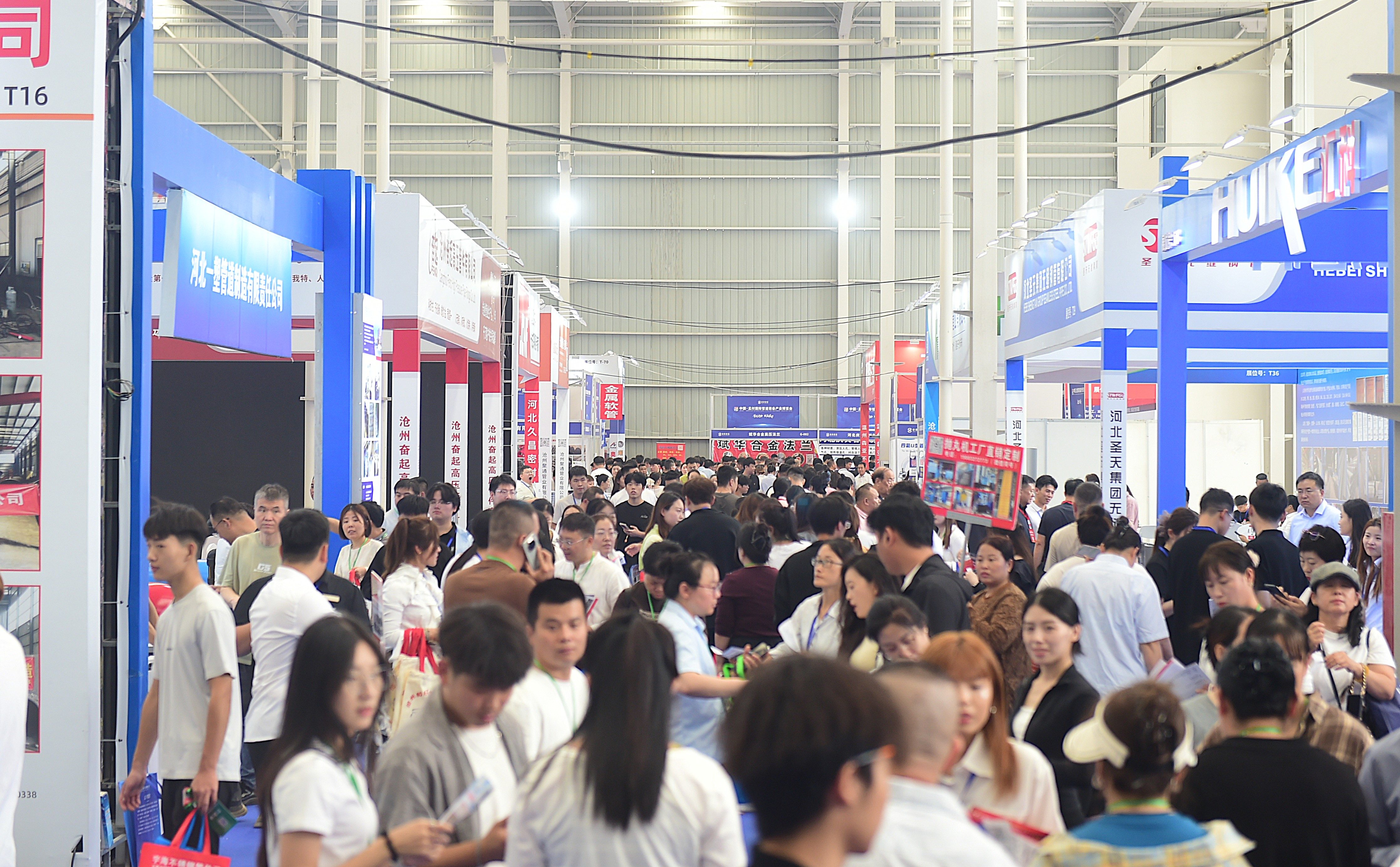 客商在博览会上参观。傅新春摄