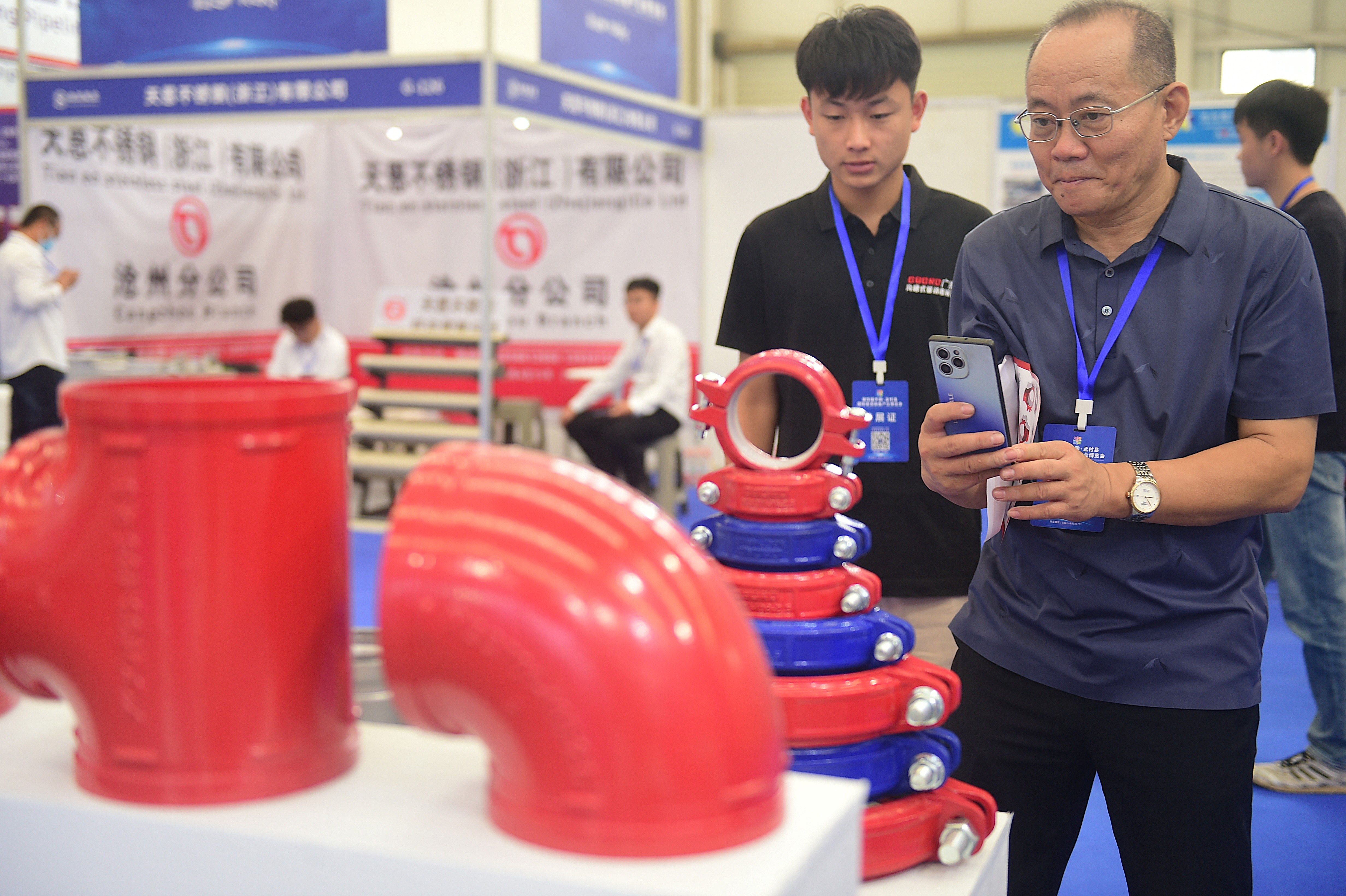 客商在了解管件产品。傅新春摄