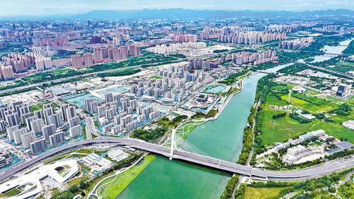 石家庄市大力推进城市更新，加快实施轨道交通、路网航线、新型数字基础设施等建设，提高城市综合承载力。图为近日拍摄的太平河片区建设现场。本报记者 张 昊摄