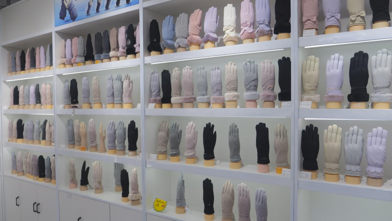 款式多样的手套在展厅展示。辛集市委宣传部供图