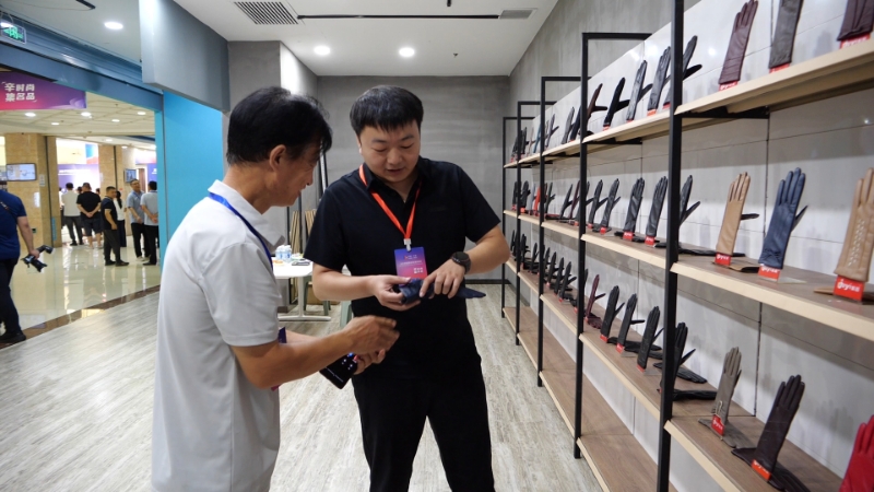 辛集时装周手套展区。辛集市委宣传部供图