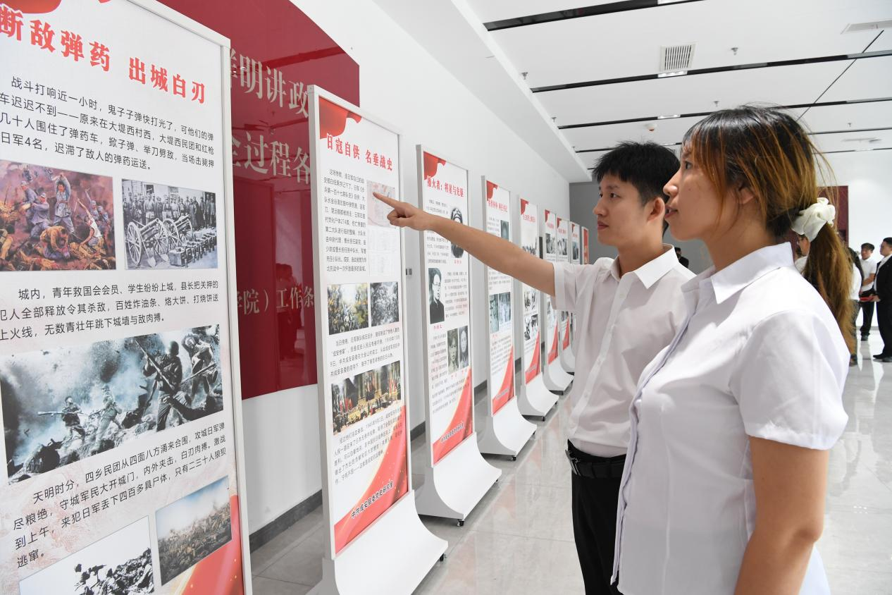 与会人员参观成安县抗战历史展板。许朋钰摄