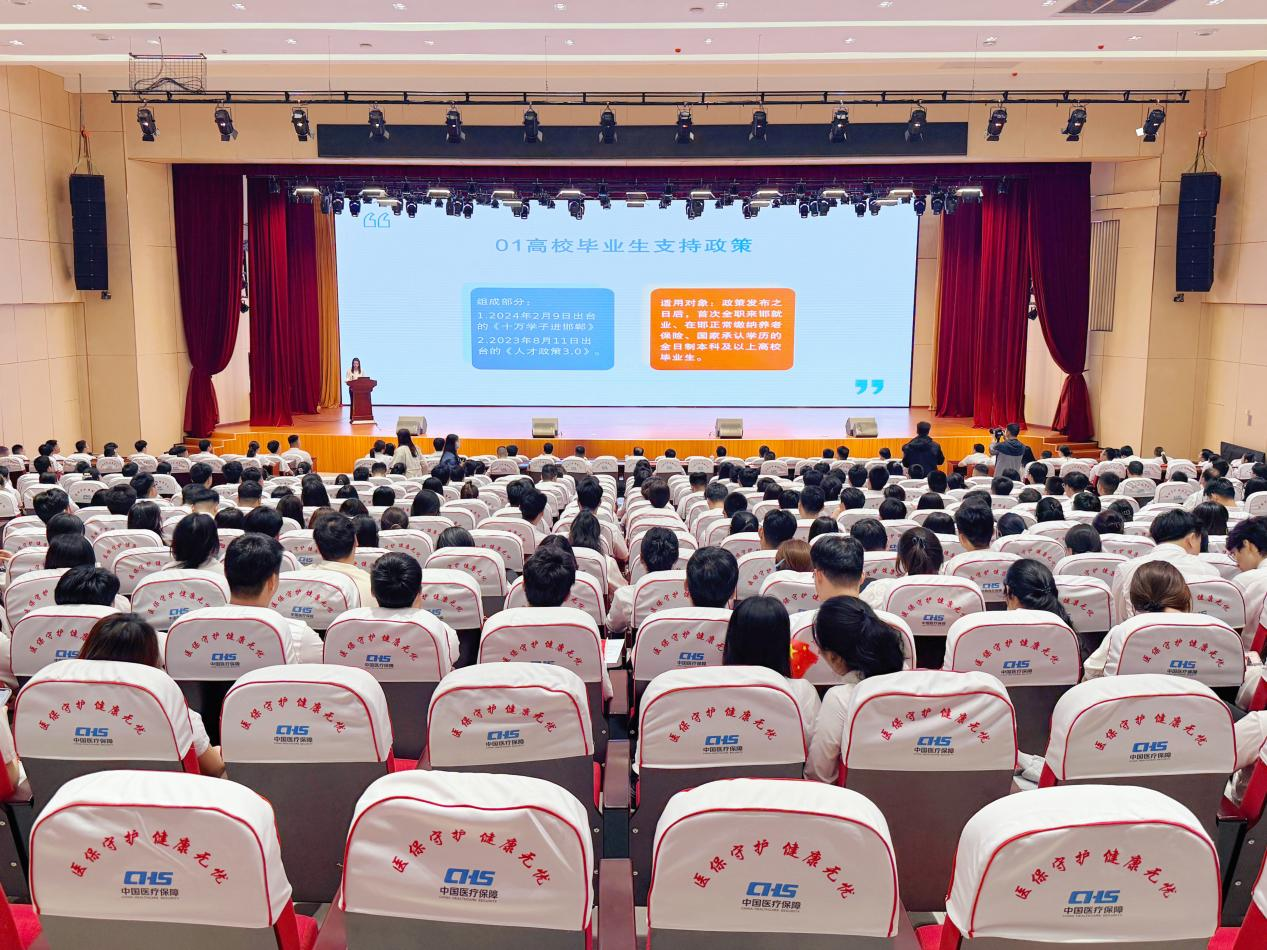 成安县人力资源和社会保障局工作人员进行人才政策宣讲。贾紫豪摄