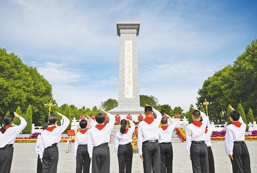 9月30日，石家庄市第二十八中学学生在华北军区烈士陵园向烈士纪念碑致敬。当日是第十三个烈士纪念日，华北军区烈士陵园举行纪念活动，致敬英烈荣光，汲取奋进力量。本报记者 史晟全摄