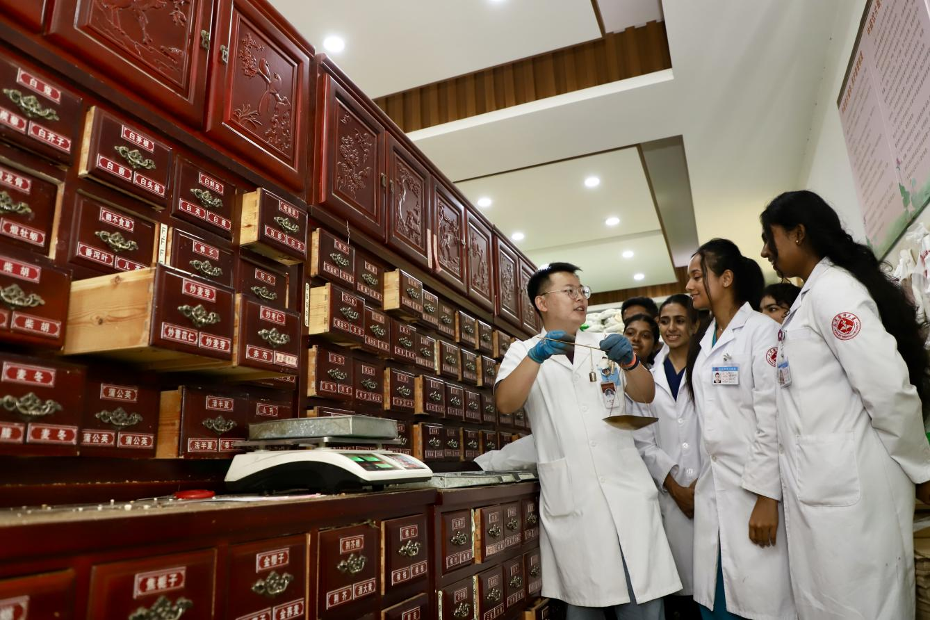 在沧州市中心医院国医堂，中草药专家为留学生讲解中草药知识。陈雷摄