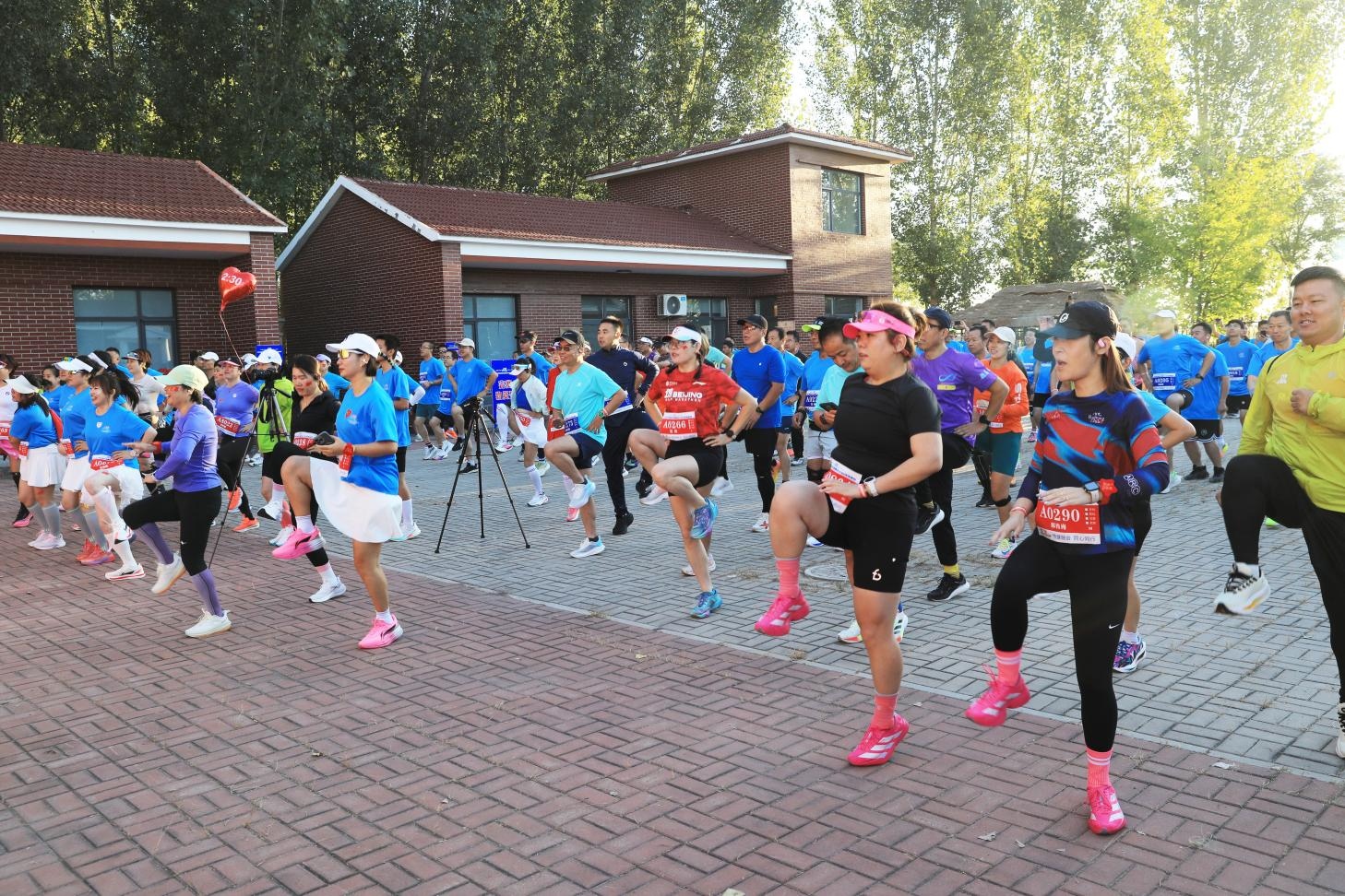 參加暢跑大運河賽的運動員正在熱身。靳東凱攝