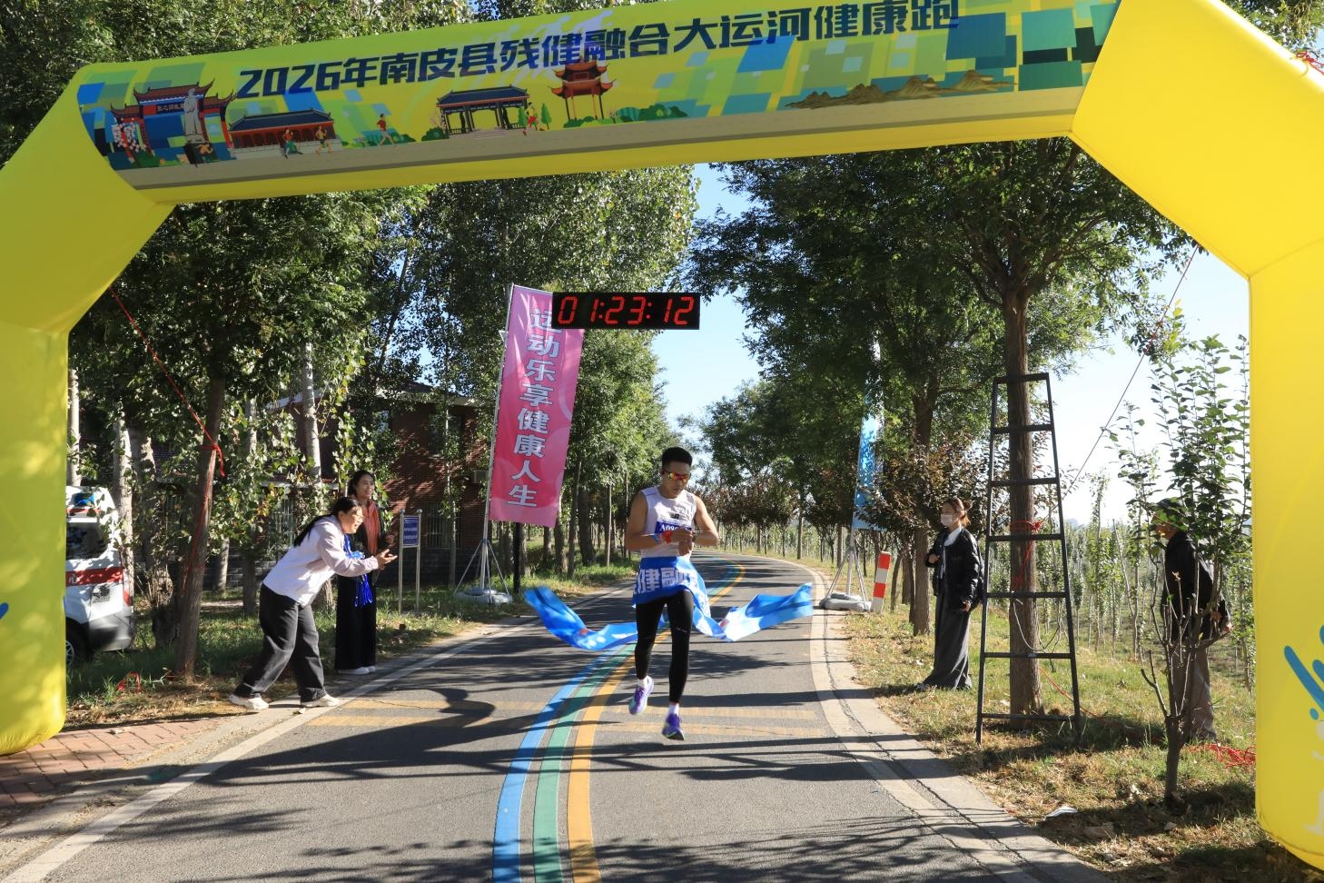 男子組第一名沖過終點線。靳東凱攝