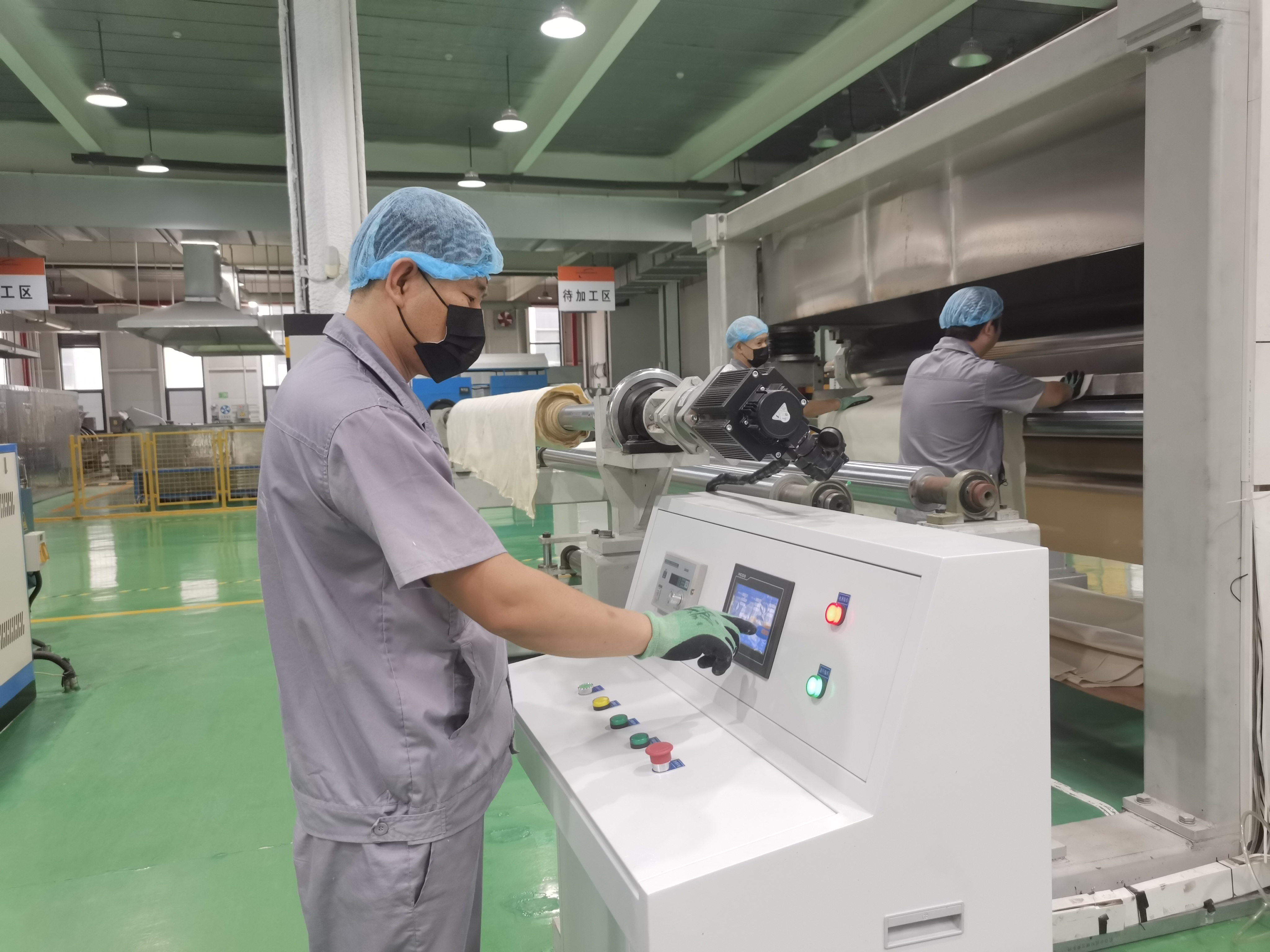 滄州工苑新型膜材料有限公司生產車間內，工人正在對隔膜進行熱壓整形。丁潤龍攝