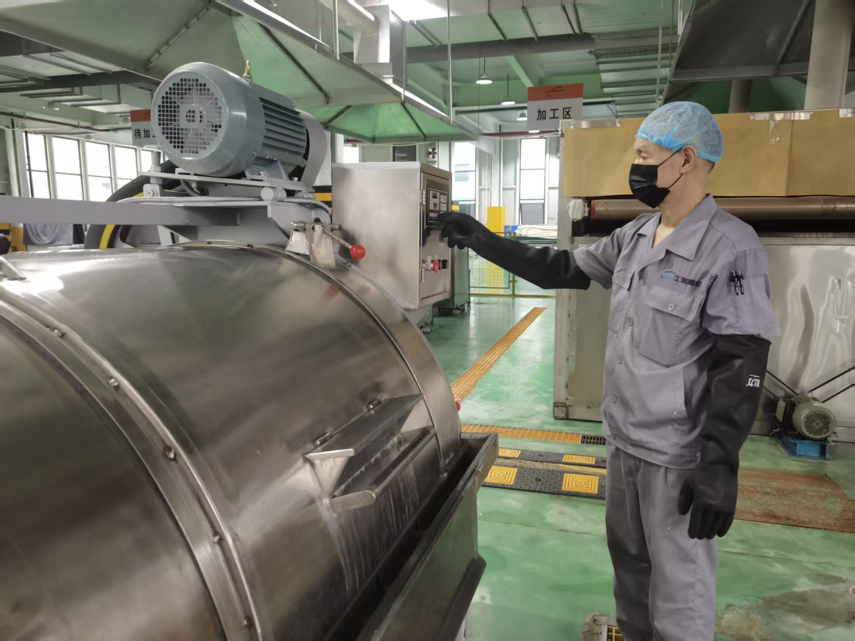 滄州工苑新型膜材料有限公司生產車間內，工人正在對隔膜進行洗滌脫水處理。丁潤龍攝