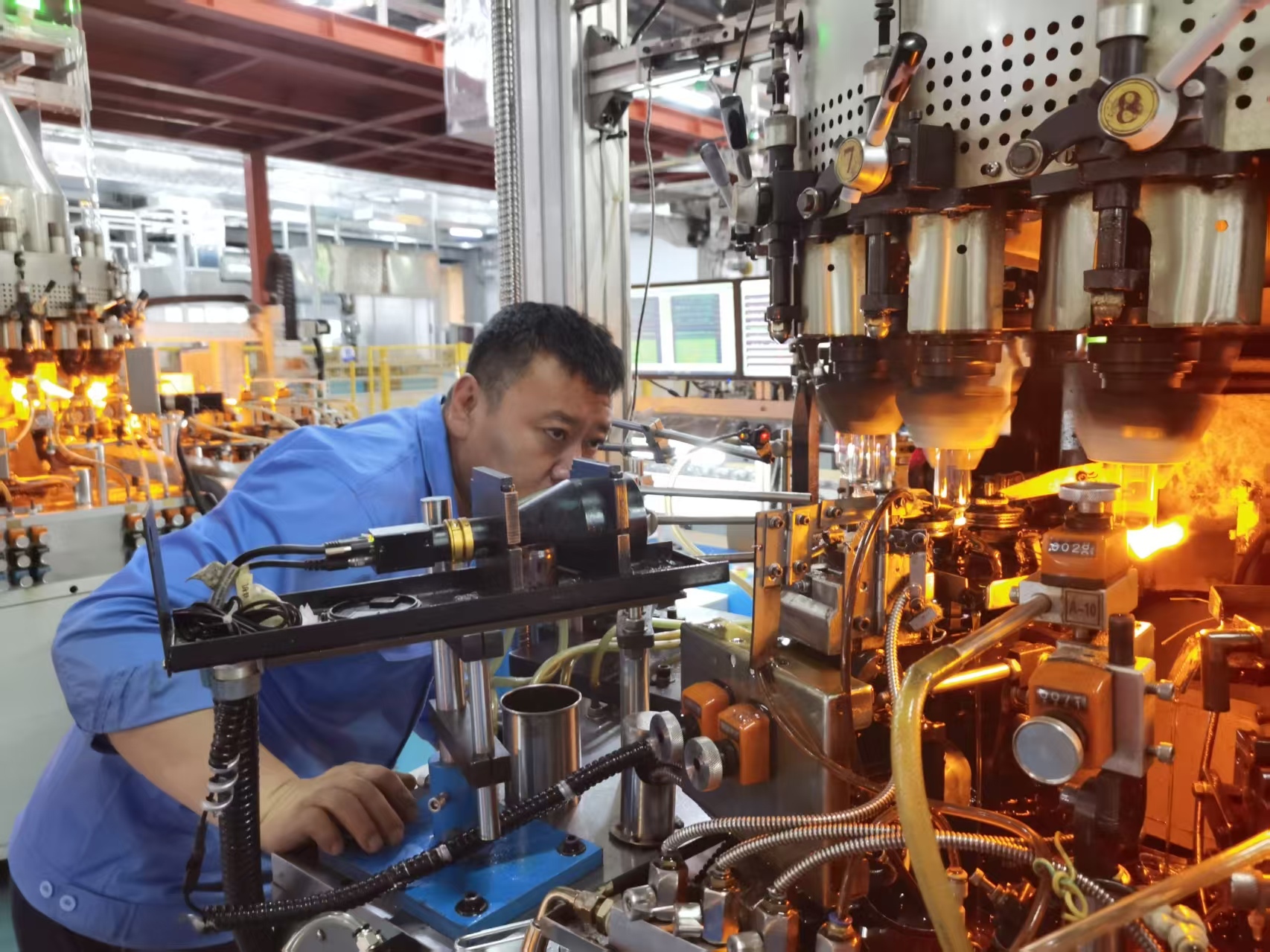 滄州四星玻璃股份有限公司生產車間內，工人正在趕制訂單。丁潤龍攝