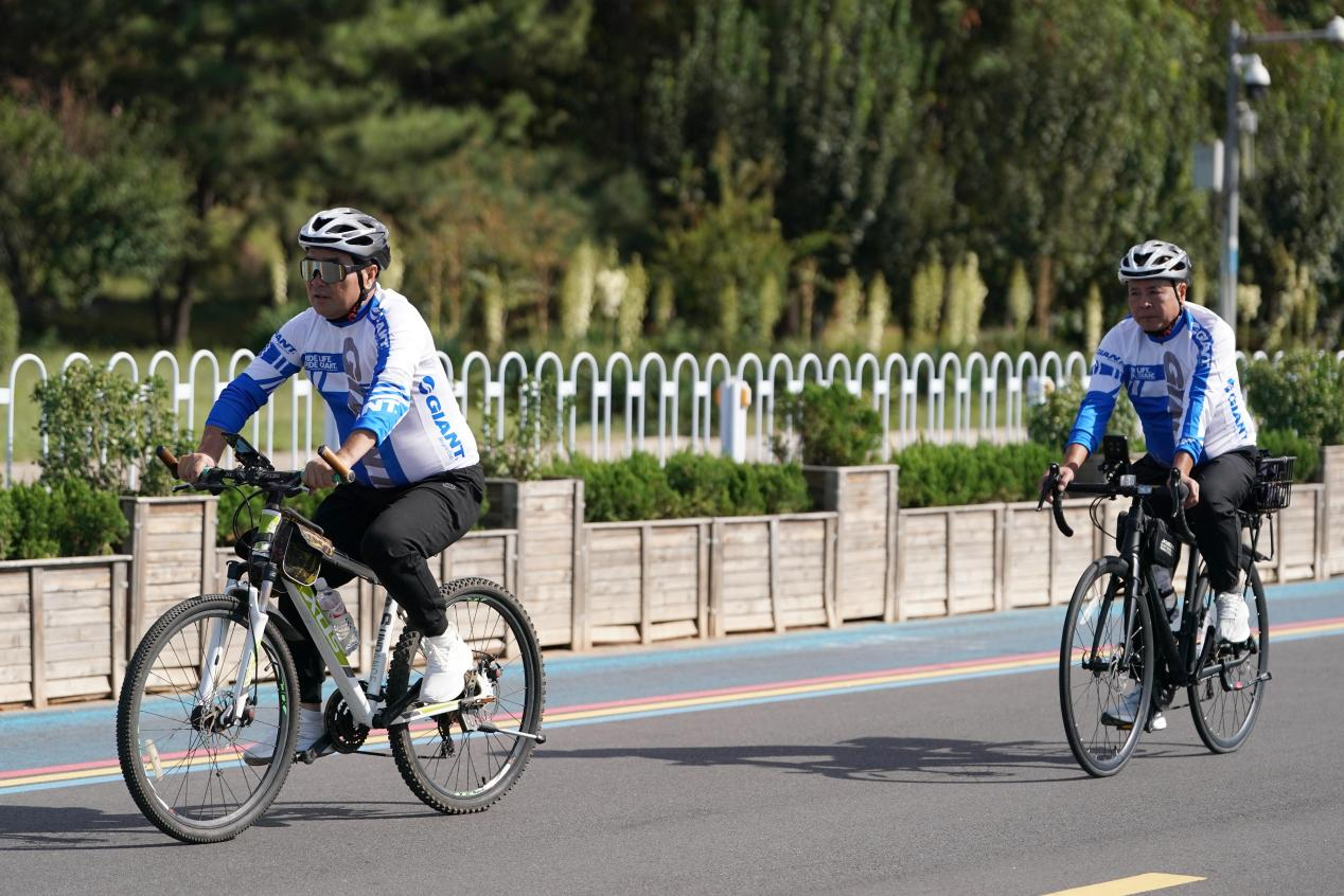 10月1日，自行車愛好者在河北省邢台市的“泉城濱水環線”騎行。陳雷攝