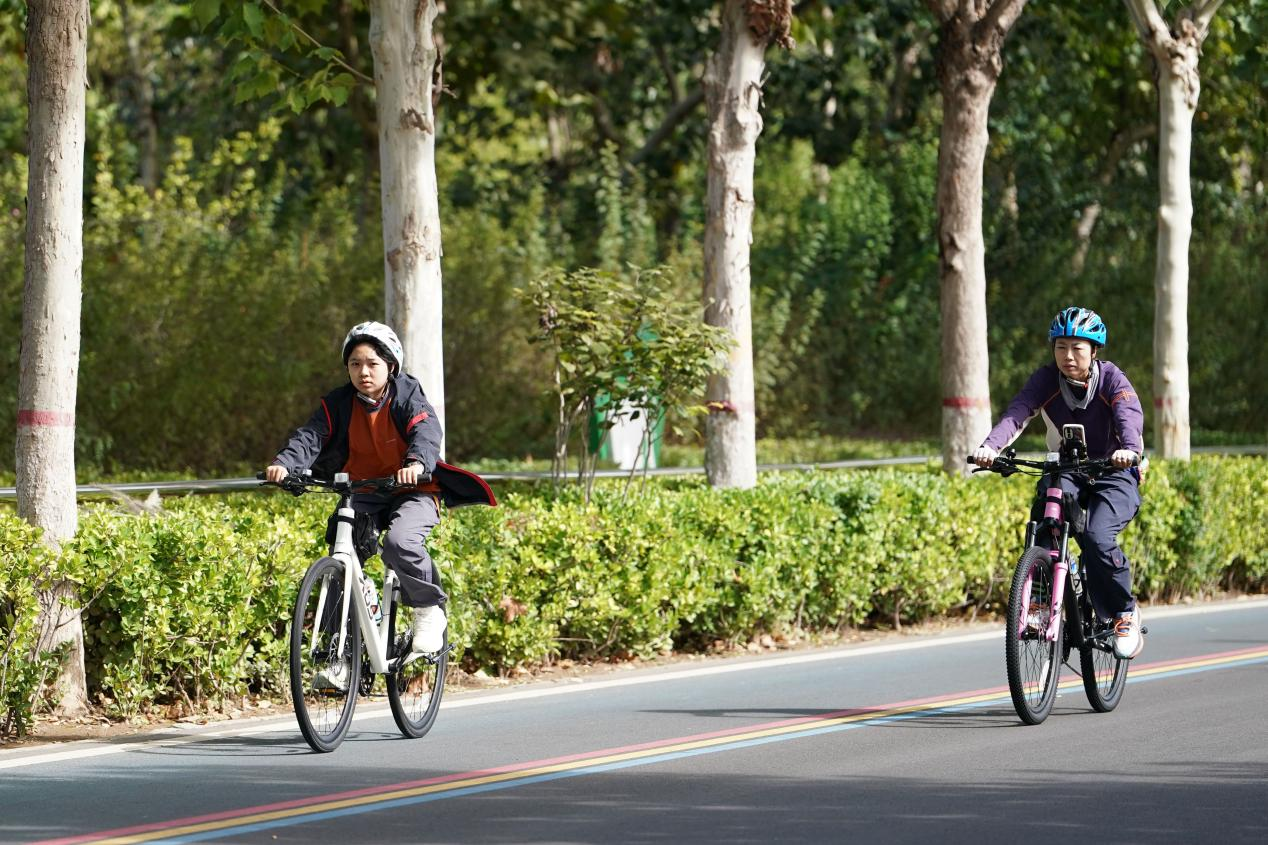 10月1日，自行車愛好者在河北省邢台市的“泉城濱水環線”騎行。陳雷攝
