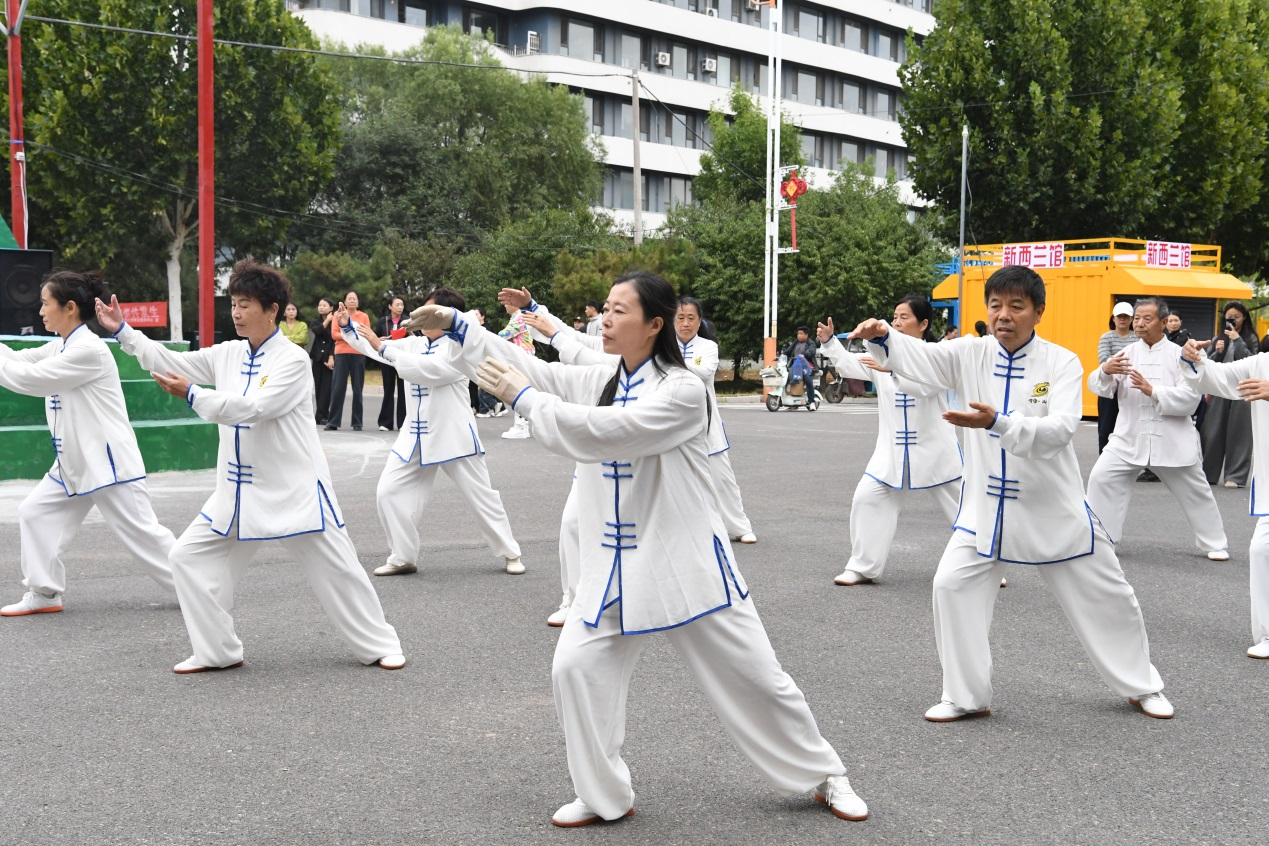 在成安縣如意公園，演員們正在表演“太極拳”。許朋鈺攝