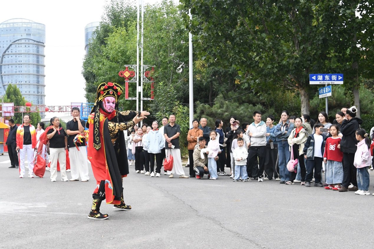 在成安縣如意公園，游客們正在欣賞川劇“變臉”。賈紫豪攝