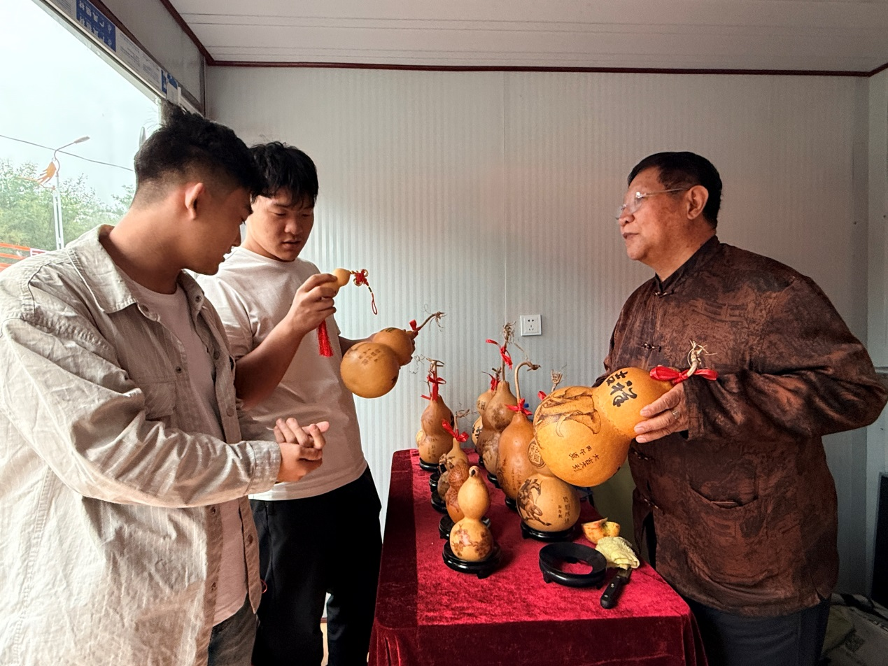 在成安縣如意裡文化街區文創展銷區，游客正在挑選非遺剪紙作品。許朋鈺攝