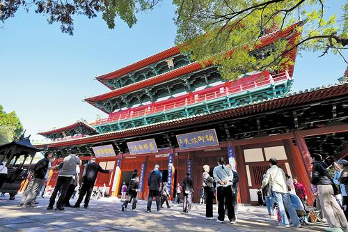 10月1日，历经两年修缮，正定隆兴寺大悲阁重新开放，引来众多参观者。本报见习记者 赵新宇摄