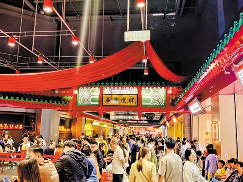 10月1日，在砂之船（石家庄）奥莱二期，游客在“常山幻宴”购物游览。本报见习记者 侯淼摄