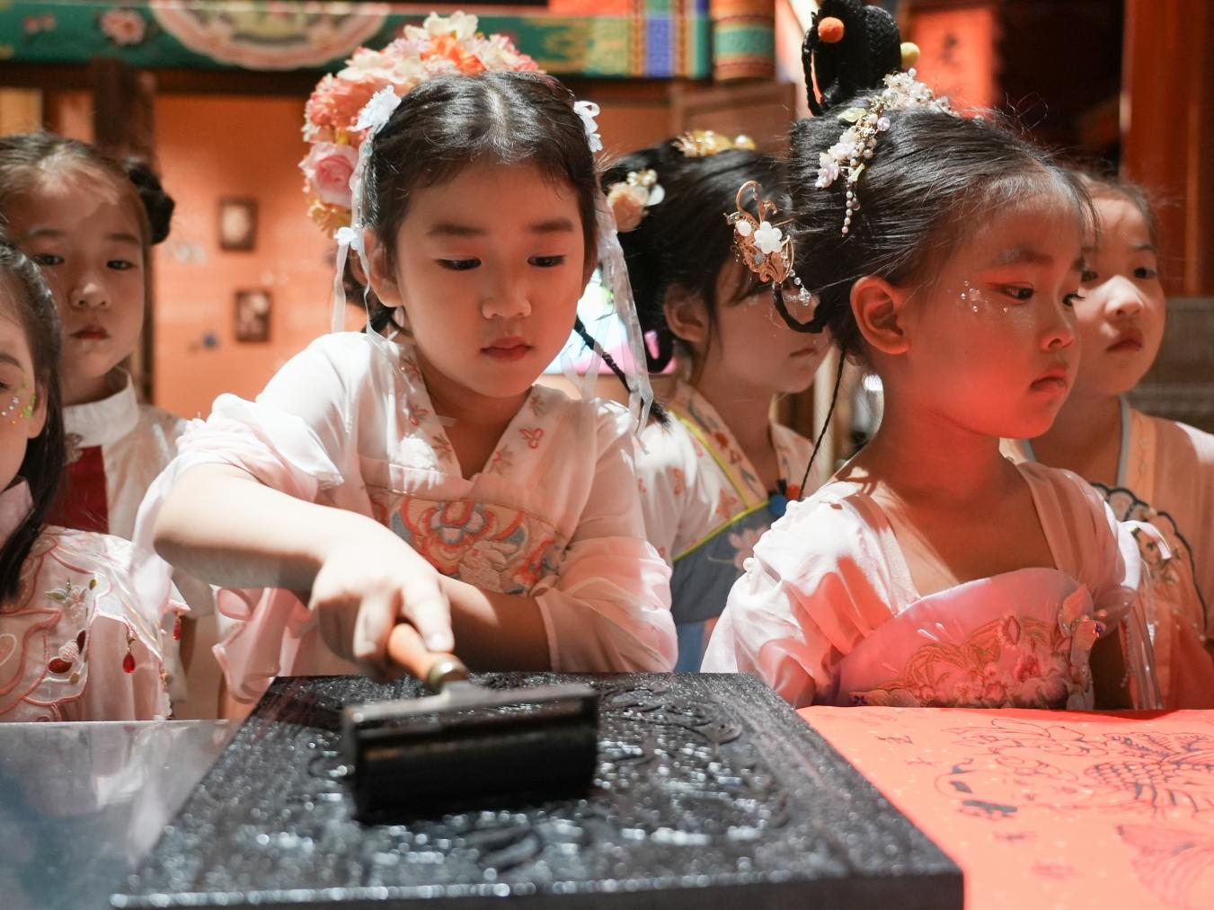 孩子們體驗非遺木版年畫制作。李虹熹攝