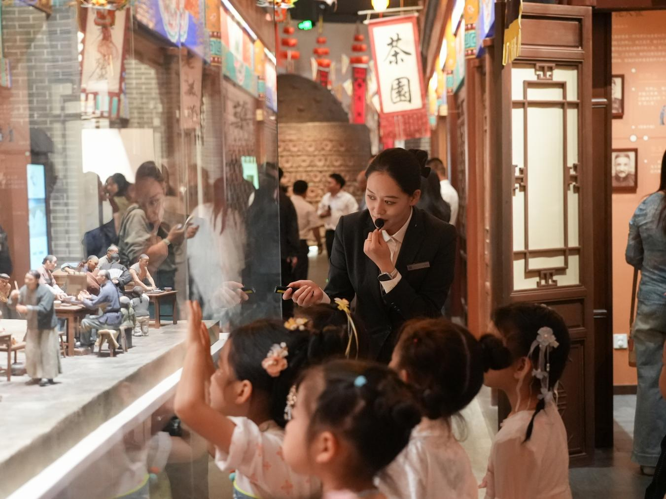 講解員講解運河沿岸的風土人情。李虹熹攝
